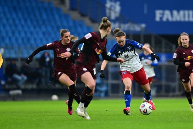 Fußball I Frauen I Saison 2025-2026 I Bundesliga I 17. Spieltag I Hamburger SV - RB Leipzig I 08.02.2026 Andrea Norheim (3, RB Leipzig) Victoria Krug (20, RB Leipzig) Melanie Brunnthaler (11, Hamburger SV) Hamburg Volkspark, Volksparkstadion, Stadion, Volkspark-Stadion Hamburg Deutschland Copyright: xLobeca FelixxSchlikisx