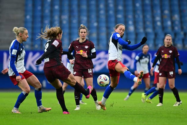Fußball I Frauen I Saison 2025-2026 I Bundesliga I 17. Spieltag I Hamburger SV - RB Leipzig I 08.02.2026 Camilla Linberg (47, Hamburger SV) blockt den Ball von Andrea Norheim (3, RB Leipzig) Hamburg Volkspark, Volksparkstadion, Stadion, Volkspark-Stadion Hamburg Deutschland Copyright: xLobeca FelixxSchlikisx