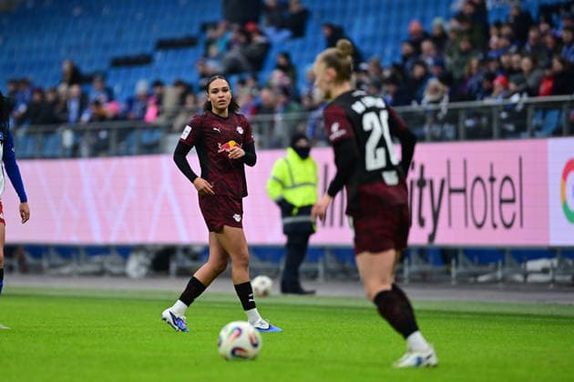 Fußball I Frauen I Saison 2025-2026 I Bundesliga I 17. Spieltag I Hamburger SV - RB Leipzig I 08.02.2026 Lisa Baum (11, RB Leipzig) Victoria Krug (20, RB Leipzig) Hamburg Volkspark, Volksparkstadion, Stadion, Volkspark-Stadion Hamburg Deutschland Copyright: xLobeca FelixxSchlikisx