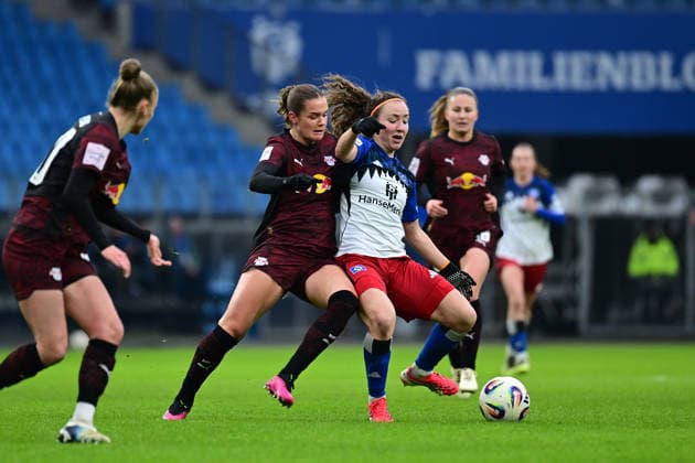 Fußball I Frauen I Saison 2025-2026 I Bundesliga I 17. Spieltag I Hamburger SV - RB Leipzig I 08.02.2026 Andrea Norheim (3, RB Leipzig) Melanie Brunnthaler (11, Hamburger SV) Hamburg Volkspark, Volksparkstadion, Stadion, Volkspark-Stadion Hamburg Deutschland Copyright: xLobeca FelixxSchlikisx
