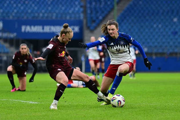 Fußball I Frauen I Saison 2025-2026 I Bundesliga I 17. Spieltag I Hamburger SV - RB Leipzig I 08.02.2026 Victoria Krug (20, RB Leipzig) Lotta Wrede (32, Hamburger SV) Hamburg Volkspark, Volksparkstadion, Stadion, Volkspark-Stadion Hamburg Deutschland Copyright: xLobeca FelixxSchlikisx