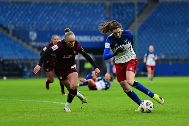 Fußball I Frauen I Saison 2025-2026 I Bundesliga I 17. Spieltag I Hamburger SV - RB Leipzig I 08.02.2026 Victoria Krug (20, RB Leipzig) Lotta Wrede (32, Hamburger SV) Hamburg Volkspark, Volksparkstadion, Stadion, Volkspark-Stadion Hamburg Deutschland Copyright: xLobeca FelixxSchlikisx