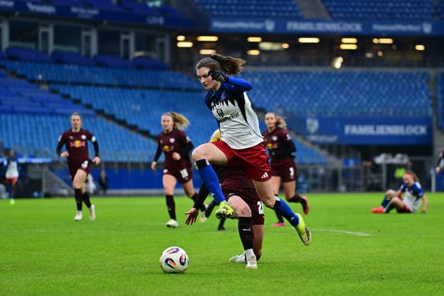 Fußball I Frauen I Saison 2025-2026 I Bundesliga I 17. Spieltag I Hamburger SV - RB Leipzig I 08.02.2026 Victoria Krug (20, RB Leipzig) hinter Lotta Wrede (32, Hamburger SV) Hamburg Volkspark, Volksparkstadion, Stadion, Volkspark-Stadion Hamburg Deutschland Copyright: xLobeca FelixxSchlikisx