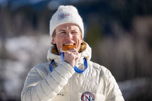 OLYMPICS - Winter Olympic Games, Olympische Spiele, Olympia, OS Milano Cortina 2026 VAL DI FIEMME,ITALY,08.FEB.26 - OLYMPICS, CROSS COUNTRY SKIING - Winter Olympic Games Milano Cortina 2026, 10km, 10km Skiathlon, men. Image shows Johannes Hoesflot Klaebo (NOR) with his gold medal.  GEPAxpictures xOliverxLerch