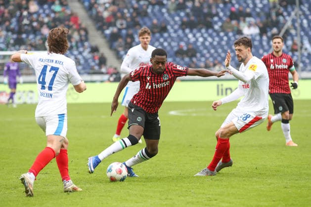 08.02.2026, xtgx, Fussball 2. Bundesliga, Hannover 96 - Holstein Kiel emspor, v.l. Noel Aseko (Hannover, 15) setzt sich gegen John Tolkin (Kiel, 47) und Jonas Meffert (Kiel, 28) durch und bereitet Tor zum 1:0 durch Benjamin Källman (Hannover, 9) vor (DFL DFB REGULATIONS PROHIBIT ANY USE OF PHOTOGRAPHS as IMAGE SEQUENCES and or QUASI-VIDEO) Hannover