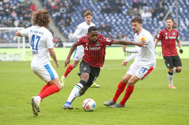 08.02.2026, xtgx, Fussball 2. Bundesliga, Hannover 96 - Holstein Kiel emspor, v.l. Noel Aseko (Hannover, 15) setzt sich gegen John Tolkin (Kiel, 47) und Jonas Meffert (Kiel, 28) durch und bereitet Tor zum 1:0 durch Benjamin Källman (Hannover, 9) vor (DFL DFB REGULATIONS PROHIBIT ANY USE OF PHOTOGRAPHS as IMAGE SEQUENCES and or QUASI-VIDEO) Hannover