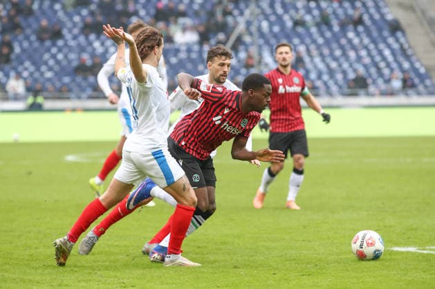 08.02.2026, xtgx, Fussball 2. Bundesliga, Hannover 96 - Holstein Kiel emspor, v.l. Noel Aseko (Hannover, 15) setzt sich gegen John Tolkin (Kiel, 47) und Jonas Meffert (Kiel, 28) durch und bereitet Tor zum 1:0 durch Benjamin Källman (Hannover, 9) vor (DFL DFB REGULATIONS PROHIBIT ANY USE OF PHOTOGRAPHS as IMAGE SEQUENCES and or QUASI-VIDEO) Hannover
