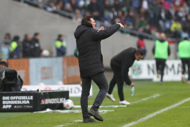 08.02.2026, xtgx, Fussball 2. Bundesliga, Hannover 96 - Holstein Kiel emspor, v.l. Christian Titz (Hannover, Trainer) gibt Anweisungen, gestikuliert mit den Armen, gesticulate, gives instructions (DFL DFB REGULATIONS PROHIBIT ANY USE OF PHOTOGRAPHS as IMAGE SEQUENCES and or QUASI-VIDEO) Hannover
