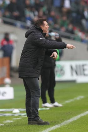 08.02.2026, xtgx, Fussball 2. Bundesliga, Hannover 96 - Holstein Kiel emspor, v.l. Christian Titz (Hannover, Trainer) gibt Anweisungen, gestikuliert mit den Armen, gesticulate, gives instructions (DFL DFB REGULATIONS PROHIBIT ANY USE OF PHOTOGRAPHS as IMAGE SEQUENCES and or QUASI-VIDEO) Hannover