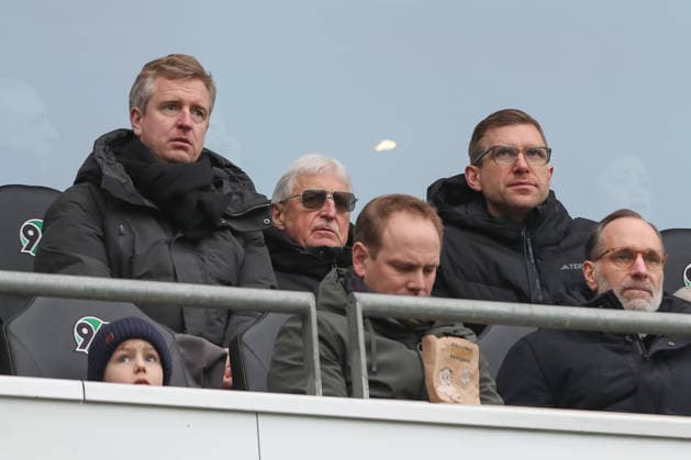 08.02.2026, xtgx, Fussball 2. Bundesliga, Hannover 96 - Holstein Kiel emspor, v.l. Per Mertesacker mit Bruder Timo (links) und Vater Stefan auf der Tribüne (DFL DFB REGULATIONS PROHIBIT ANY USE OF PHOTOGRAPHS as IMAGE SEQUENCES and or QUASI-VIDEO) Hannover