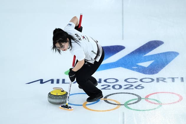 (260208) -- CORTINA D AMPEZZO, Feb. 8, 2026 -- Kim Seon-yeong of South Korea competes against Marie Kaldvee Harri Lill of Estonia during the curling mixed doubles round robin session 10 match of the 2026 Milan-Cortina Winter Olympics in Cortina D Ampezzo, Italy, Feb. 8, 2026. ) (MICO2026)ITALY-CORTINA D AMPEZZO-OLYMPIC Winter games, Winterspiele,Spiele, Summer games CURLING-MIXED DOUBLES-ROUND ROBIN LianxYi 