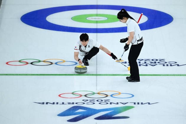 (260208) -- CORTINA D AMPEZZO, Feb. 8, 2026 -- Kim Seon-yeong Jeong Yeong-seok (L) of South Korea compete against Marie Kaldvee Harri Lill of Estonia during the curling mixed doubles round robin session 10 match of the 2026 Milan-Cortina Winter Olympics in Cortina D Ampezzo, Italy, Feb. 8, 2026. ) (MICO2026)ITALY-CORTINA D AMPEZZO-OLYMPIC Winter games, Winterspiele,Spiele, Summer games CURLING-MIXED DOUBLES-ROUND ROBIN LianxYi 