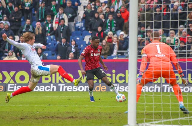 Deutschland: Fussball 2.Bundesliga 2025 26, 21. Spieltag - Hannover 96 vs Holstein Kiel - Heinz von Heiden Arena Stadion (Hannover): NoÃ«l AsÃ ko Noel Aseko (Hannover 96, 15) Timon Weiner (Holstein Kiel, 1) Hannover