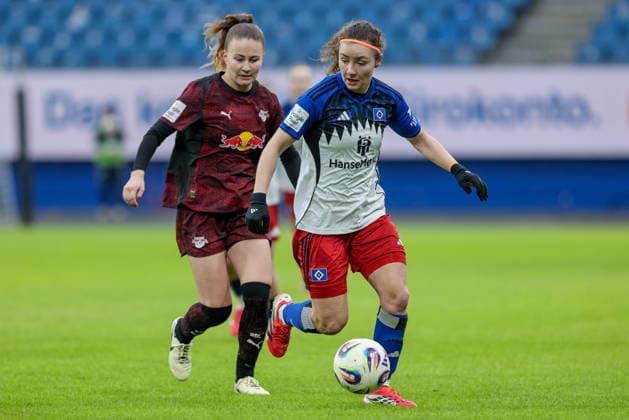 v.li.: Annabel Schasching (RB Leipzig, 16) und Melanie Brunnthaler (Hamburger SV, HSV, 11) im Zweikampf, Duell, Dynamik, Aktion, Action, Spielszene, DIE DFB-RICHTLINIEN UNTERSAGEN JEGLICHE NUTZUNG VON FOTOS ALS SEQUENZBILDER UND ODER VIDEOÄHNLICHE FOTOSTRECKEN. DFB REGULATIONS PROHIBIT ANY USE OF PHOTOGRAPHS AS IMAGE SEQUENCES AND OR QUASI-VIDEO., 08.02.2026, Hamburg (Deutschland), Fussball, Google Pixel Frauen-Bundesliga, Hamburger SV - RB Leipzig