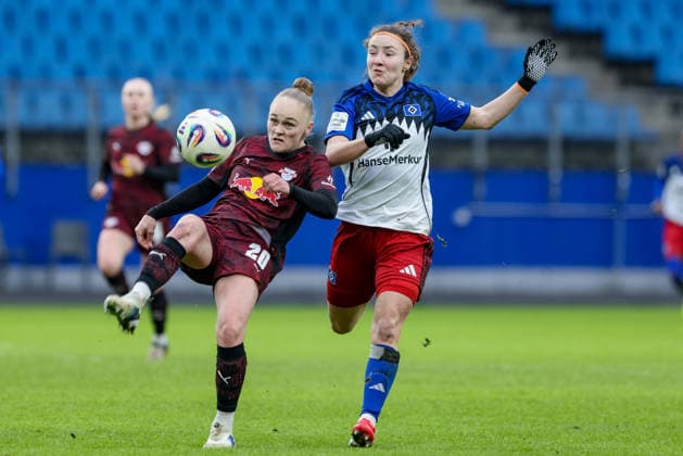 v.li.: Victoria Krug (RB Leipzig, 20) und Melanie Brunnthaler (Hamburger SV, HSV, 11) im Zweikampf, Duell, Dynamik, Aktion, Action, Spielszene, DIE DFB-RICHTLINIEN UNTERSAGEN JEGLICHE NUTZUNG VON FOTOS ALS SEQUENZBILDER UND ODER VIDEOÄHNLICHE FOTOSTRECKEN. DFB REGULATIONS PROHIBIT ANY USE OF PHOTOGRAPHS AS IMAGE SEQUENCES AND OR QUASI-VIDEO., 08.02.2026, Hamburg (Deutschland), Fussball, Google Pixel Frauen-Bundesliga, Hamburger SV - RB Leipzig