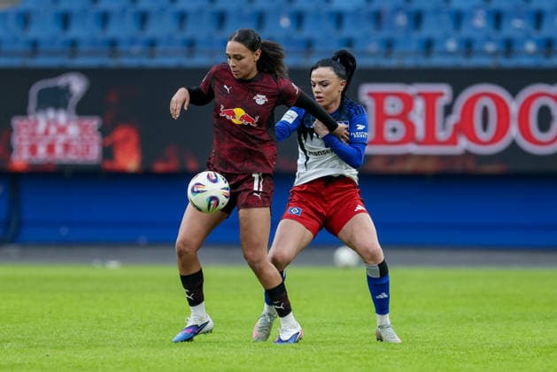 v.li.: Lisa Baum (RB Leipzig, 11) und Nigar Mirzaliyeva (Hamburger SV, HSV, 4) im Zweikampf, Duell, Dynamik, Aktion, Action, Spielszene, DIE DFB-RICHTLINIEN UNTERSAGEN JEGLICHE NUTZUNG VON FOTOS ALS SEQUENZBILDER UND ODER VIDEOÄHNLICHE FOTOSTRECKEN. DFB REGULATIONS PROHIBIT ANY USE OF PHOTOGRAPHS AS IMAGE SEQUENCES AND OR QUASI-VIDEO., 08.02.2026, Hamburg (Deutschland), Fussball, Google Pixel Frauen-Bundesliga, Hamburger SV - RB Leipzig