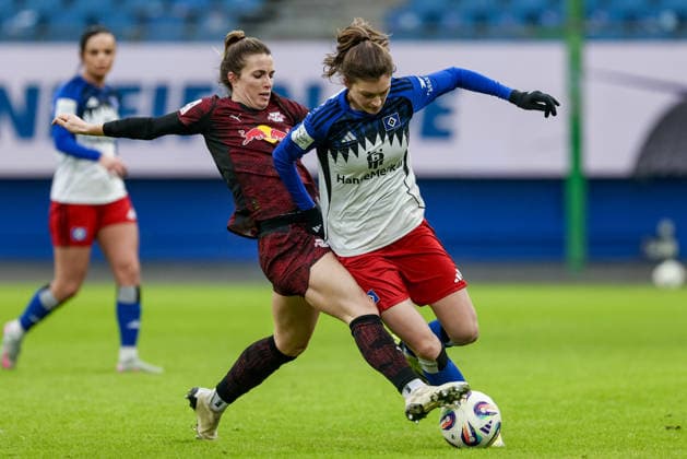 v.li.: Sandra Starke (RB Leipzig, 13) und Lotta Wrede (Hamburger SV, HSV, 32) im Zweikampf, Duell, Dynamik, Aktion, Action, Spielszene, DIE DFB-RICHTLINIEN UNTERSAGEN JEGLICHE NUTZUNG VON FOTOS ALS SEQUENZBILDER UND ODER VIDEOÄHNLICHE FOTOSTRECKEN. DFB REGULATIONS PROHIBIT ANY USE OF PHOTOGRAPHS AS IMAGE SEQUENCES AND OR QUASI-VIDEO., 08.02.2026, Hamburg (Deutschland), Fussball, Google Pixel Frauen-Bundesliga, Hamburger SV - RB Leipzig