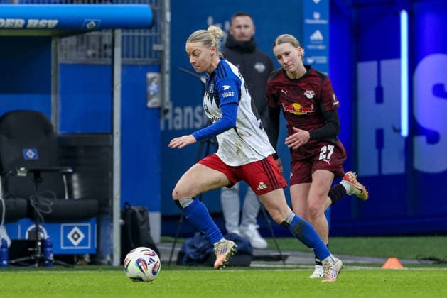 v.li.: Sophie Hillebrand (Hamburger SV, HSV, 22) und Marlene Müller (RB Leipzig, 27) im Zweikampf, Duell, Dynamik, Aktion, Action, Spielszene, DIE DFB-RICHTLINIEN UNTERSAGEN JEGLICHE NUTZUNG VON FOTOS ALS SEQUENZBILDER UND ODER VIDEOÄHNLICHE FOTOSTRECKEN. DFB REGULATIONS PROHIBIT ANY USE OF PHOTOGRAPHS AS IMAGE SEQUENCES AND OR QUASI-VIDEO., 08.02.2026, Hamburg (Deutschland), Fussball, Google Pixel Frauen-Bundesliga, Hamburger SV - RB Leipzig