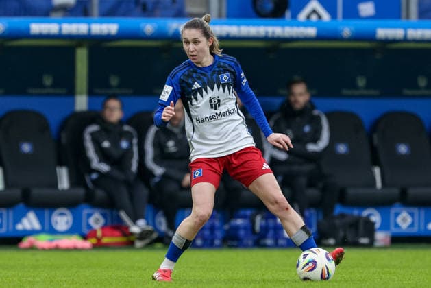 Maria Mikolajova (Hamburger SV, HSV, 27) am Ball, Freisteller, Einzelbild, Ganzkörper, Aktion, Action, Spielszene, DIE DFB-RICHTLINIEN UNTERSAGEN JEGLICHE NUTZUNG VON FOTOS ALS SEQUENZBILDER UND ODER VIDEOÄHNLICHE FOTOSTRECKEN. DFB REGULATIONS PROHIBIT ANY USE OF PHOTOGRAPHS AS IMAGE SEQUENCES AND OR QUASI-VIDEO., 08.02.2026, Hamburg (Deutschland), Fussball, Google Pixel Frauen-Bundesliga, Hamburger SV - RB Leipzig