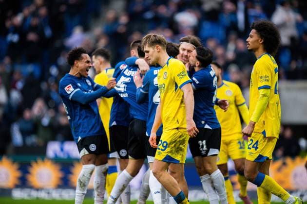 08.02.2026 - Fußball, 2025 2026, 2. Bundesliga, 21. Spieltag, DSC Arminia Bielefeld - Eintracht Braunschweig: Jubeltraube nach dem Tor zum 3:2 von Roberts Uldrikis (Bielefeld), (L) Monju Momuluh (Bielefeld), (M) Lukas Frenkert (Braunschweig), (R) Sidi Sane (Braunschweig) DFL REGULATIONS PROHIBIT ANY USE OF PHOTOGRAPHS AS IMAGE SEQUENCES AND OR QUASI-VIDEO.