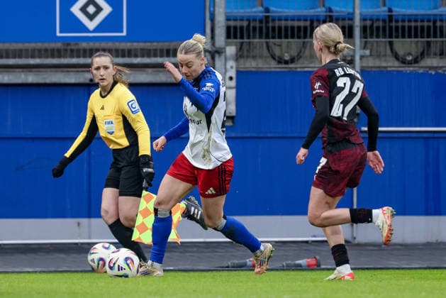 v.li.: Sophie Hillebrand (Hamburger SV, HSV, 22) und Marlene Müller (RB Leipzig, 27) im Zweikampf, Duell, Dynamik, Aktion, Action, Spielszene, DIE DFB-RICHTLINIEN UNTERSAGEN JEGLICHE NUTZUNG VON FOTOS ALS SEQUENZBILDER UND ODER VIDEOÄHNLICHE FOTOSTRECKEN. DFB REGULATIONS PROHIBIT ANY USE OF PHOTOGRAPHS AS IMAGE SEQUENCES AND OR QUASI-VIDEO., 08.02.2026, Hamburg (Deutschland), Fussball, Google Pixel Frauen-Bundesliga, Hamburger SV - RB Leipzig