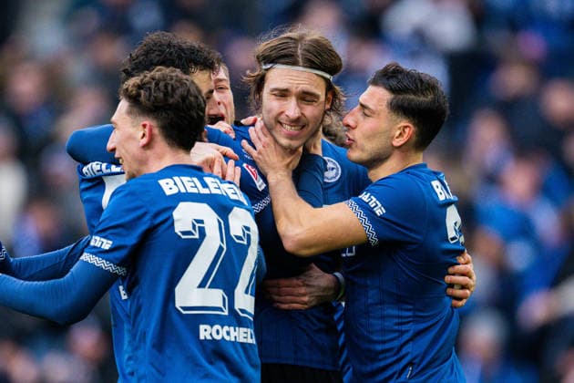08.02.2026 - Fußball, 2025 2026, 2. Bundesliga, 21. Spieltag, DSC Arminia Bielefeld - Eintracht Braunschweig: Jubeltraube nach dem Tor zum 3:2 von Roberts Uldrikis (Bielefeld), (L-R) Jannik Rochelt (Bielefeld), Roberts Uldrikis (Bielefeld), Stefano Russo (Bielefeld) DFL REGULATIONS PROHIBIT ANY USE OF PHOTOGRAPHS AS IMAGE SEQUENCES AND OR QUASI-VIDEO.