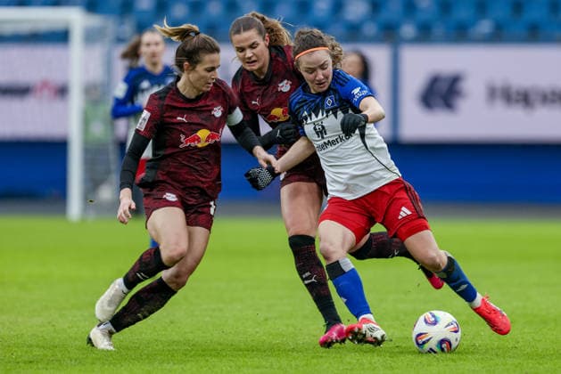 v.li.: Sandra Starke (RB Leipzig, 13), Andrea Norheim (RB Leipzig, 3) und Melanie Brunnthaler (Hamburger SV, HSV, 11) im Zweikampf, Duell, Dynamik, Aktion, Action, Spielszene, DIE DFB-RICHTLINIEN UNTERSAGEN JEGLICHE NUTZUNG VON FOTOS ALS SEQUENZBILDER UND ODER VIDEOÄHNLICHE FOTOSTRECKEN. DFB REGULATIONS PROHIBIT ANY USE OF PHOTOGRAPHS AS IMAGE SEQUENCES AND OR QUASI-VIDEO., 08.02.2026, Hamburg (Deutschland), Fussball, Google Pixel Frauen-Bundesliga, Hamburger SV - RB Leipzig