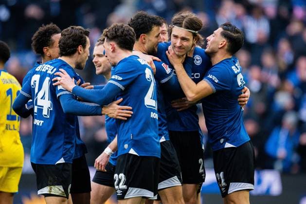 08.02.2026 - Fußball, 2025 2026, 2. Bundesliga, 21. Spieltag, DSC Arminia Bielefeld - Eintracht Braunschweig: Jubeltraube nach dem Tor zum 3:2 von (2R) Roberts Uldrikis (Bielefeld), (R) Stefano Russo (Bielefeld) DFL REGULATIONS PROHIBIT ANY USE OF PHOTOGRAPHS AS IMAGE SEQUENCES AND OR QUASI-VIDEO.