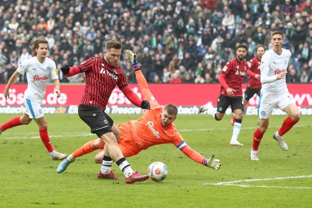 08.02.2026, xtgx, Fussball 2. Bundesliga, Hannover 96 - Holstein Kiel emspor, v.l. Benjamin Källman (Hannover, 9) bereitet Tor zum 2:0 durch Noel Aseko (Hannover, 15) vor (DFL DFB REGULATIONS PROHIBIT ANY USE OF PHOTOGRAPHS as IMAGE SEQUENCES and or QUASI-VIDEO) Hannover
