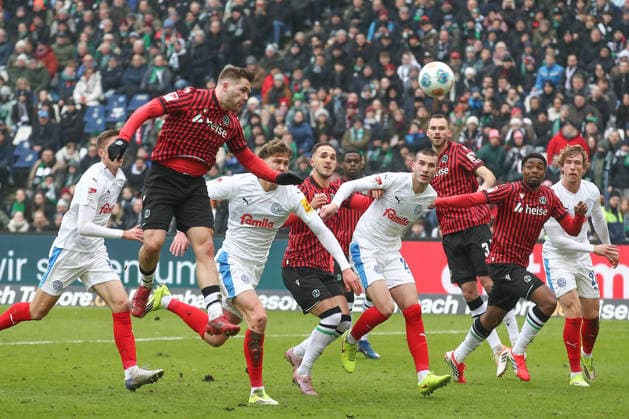 08.02.2026, xtgx, Fussball 2. Bundesliga, Hannover 96 - Holstein Kiel emspor, v.l. Benjamin Källman (Hannover, 9) Kopfball schiesst den Ball aufs Tor, Torschuss, Schuss (DFL DFB REGULATIONS PROHIBIT ANY USE OF PHOTOGRAPHS as IMAGE SEQUENCES and or QUASI-VIDEO) Hannover