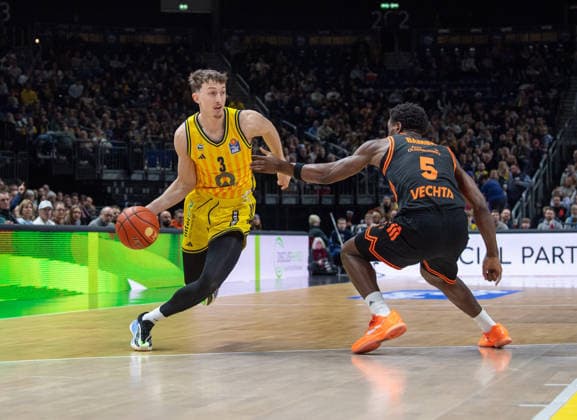 Basketball, Herren, Saison 2025 2026, easyCredit BBL (19. Spieltag), Alba Berlin - RASTA Vechta, v.l. Alex O Connell (Alba), TJ Bamba (Vechta), 08.02.2026, Copyright: xSebastianxRäppold MatthiasxKochx