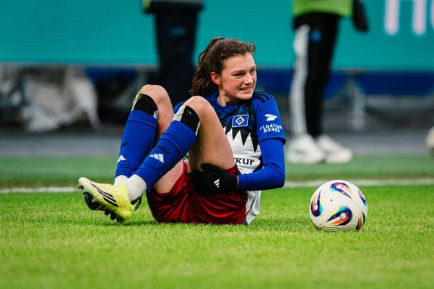 Google Pixel Frauen-Bundesliga: Hamburger SV vs. RB Leipzig, 08.02.2026 Lotta Wrede (Hamburger SV, 32) liegt am Boden; Fußball, Google Pixel Frauen-Bundesliga, 17. Spieltag: Hamburger SV vs. RB Leipzig am 08.02.2026 im Volksparkstadion, Hamburg DFB REGULATIONS PROHIBIT ANY USE OF PHOTOGRAPHS AS IMAGE SEQUENCES AND OR QUASI-VIDEO. Copyright: xBEAUTIFULxSPORTS Tonhäuserx