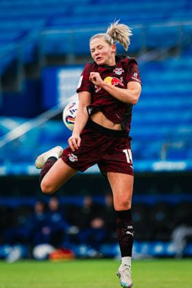 Google Pixel Frauen-Bundesliga: Hamburger SV vs. RB Leipzig, 08.02.2026 Marleen Schimmer (RasenBallsport Leipzig, 14) nimmt den Ball an; Fußball, Google Pixel Frauen-Bundesliga, 17. Spieltag: Hamburger SV vs. RB Leipzig am 08.02.2026 im Volksparkstadion, Hamburg DFB REGULATIONS PROHIBIT ANY USE OF PHOTOGRAPHS AS IMAGE SEQUENCES AND OR QUASI-VIDEO. Copyright: xBEAUTIFULxSPORTS Tonhäuserx