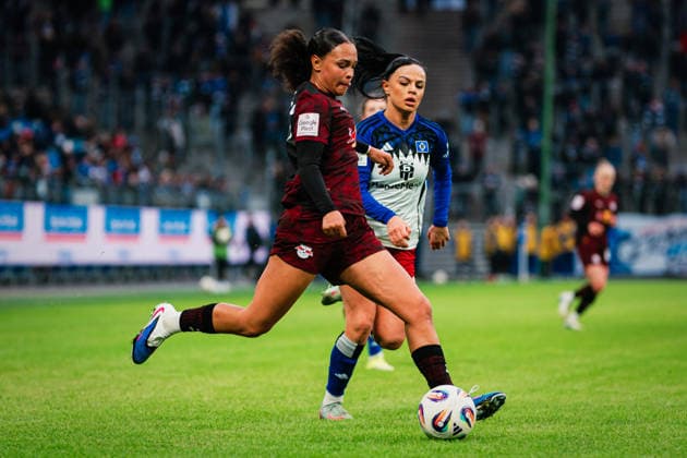 Google Pixel Frauen-Bundesliga: Hamburger SV vs. RB Leipzig, 08.02.2026 Lisa Baum (RasenBallsport Leipzig, 11) geht an Nigar Mirzaliyeva (Hamburger SV, 4); Fußball, Google Pixel Frauen-Bundesliga, 17. Spieltag: Hamburger SV vs. RB Leipzig am 08.02.2026 im Volksparkstadion, Hamburg DFB REGULATIONS PROHIBIT ANY USE OF PHOTOGRAPHS AS IMAGE SEQUENCES AND OR QUASI-VIDEO. Copyright: xBEAUTIFULxSPORTS Tonhäuserx