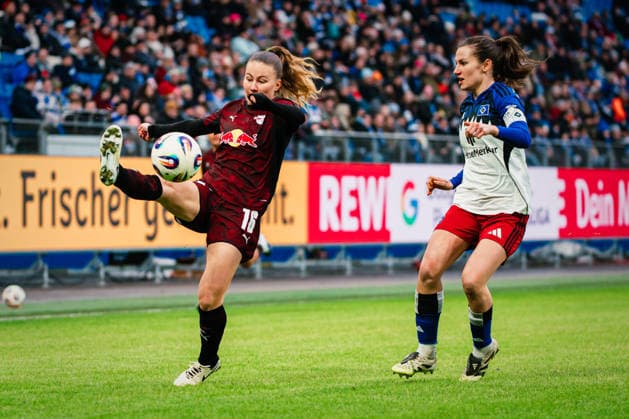 Google Pixel Frauen-Bundesliga: Hamburger SV vs. RB Leipzig, 08.02.2026 Annabel Schasching (RasenBallsport Leipzig, 16) gegen Pauline Annette Machtens (Hamburger SV, 28); Fußball, Google Pixel Frauen-Bundesliga, 17. Spieltag: Hamburger SV vs. RB Leipzig am 08.02.2026 im Volksparkstadion, Hamburg DFB REGULATIONS PROHIBIT ANY USE OF PHOTOGRAPHS AS IMAGE SEQUENCES AND OR QUASI-VIDEO. Copyright: xBEAUTIFULxSPORTS Tonhäuserx