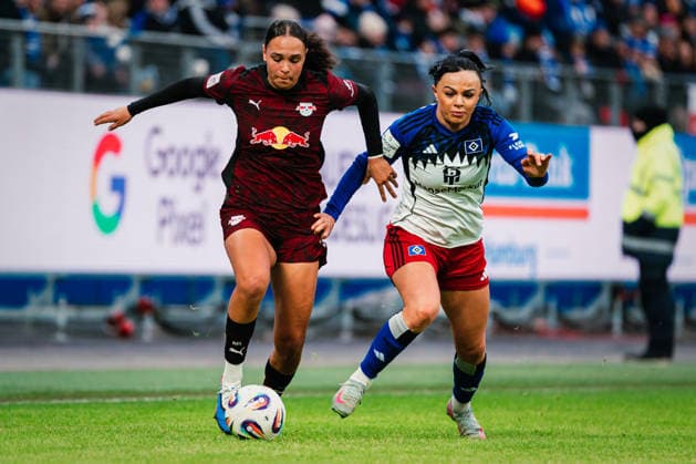 Google Pixel Frauen-Bundesliga: Hamburger SV vs. RB Leipzig, 08.02.2026 Lisa Baum (RasenBallsport Leipzig, 11) geht an Nigar Mirzaliyeva (Hamburger SV, 4); Fußball, Google Pixel Frauen-Bundesliga, 17. Spieltag: Hamburger SV vs. RB Leipzig am 08.02.2026 im Volksparkstadion, Hamburg DFB REGULATIONS PROHIBIT ANY USE OF PHOTOGRAPHS AS IMAGE SEQUENCES AND OR QUASI-VIDEO. Copyright: xBEAUTIFULxSPORTS Tonhäuserx