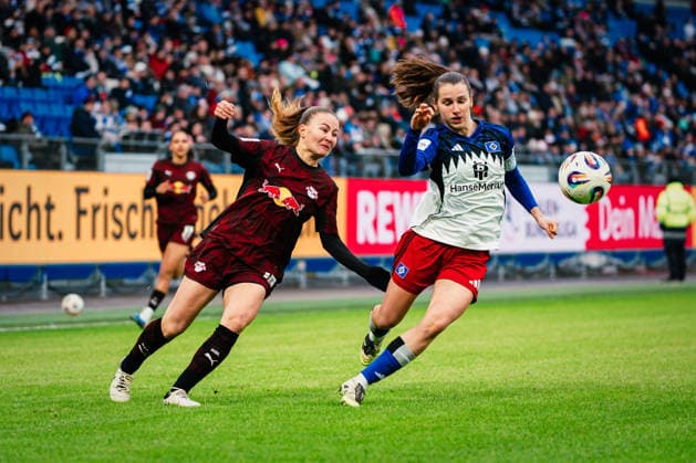 Google Pixel Frauen-Bundesliga: Hamburger SV vs. RB Leipzig, 08.02.2026 Marleen Schimmer (RasenBallsport Leipzig, 14) gegen Pauline Annette Machtens (Hamburger SV, 28); Fußball, Google Pixel Frauen-Bundesliga, 17. Spieltag: Hamburger SV vs. RB Leipzig am 08.02.2026 im Volksparkstadion, Hamburg DFB REGULATIONS PROHIBIT ANY USE OF PHOTOGRAPHS AS IMAGE SEQUENCES AND OR QUASI-VIDEO. Copyright: xBEAUTIFULxSPORTS Tonhäuserx