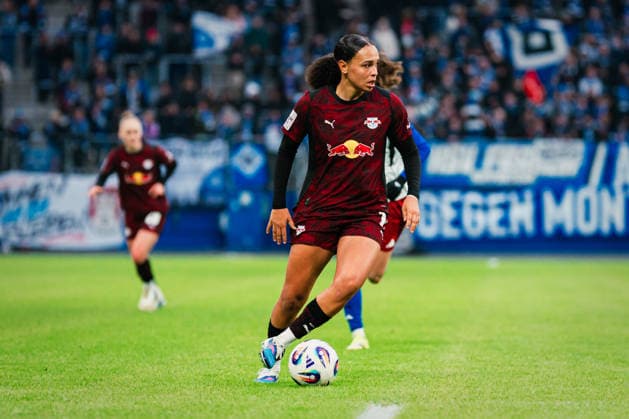 Google Pixel Frauen-Bundesliga: Hamburger SV vs. RB Leipzig, 08.02.2026 Lisa Baum (RasenBallsport Leipzig, 11) am Ball; Fußball, Google Pixel Frauen-Bundesliga, 17. Spieltag: Hamburger SV vs. RB Leipzig am 08.02.2026 im Volksparkstadion, Hamburg DFB REGULATIONS PROHIBIT ANY USE OF PHOTOGRAPHS AS IMAGE SEQUENCES AND OR QUASI-VIDEO. Copyright: xBEAUTIFULxSPORTS Tonhäuserx