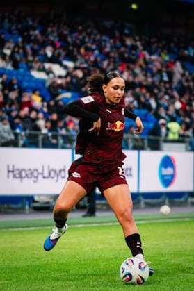 Google Pixel Frauen-Bundesliga: Hamburger SV vs. RB Leipzig, 08.02.2026 Lisa Baum (RasenBallsport Leipzig, 11) am Ball; Fußball, Google Pixel Frauen-Bundesliga, 17. Spieltag: Hamburger SV vs. RB Leipzig am 08.02.2026 im Volksparkstadion, Hamburg DFB REGULATIONS PROHIBIT ANY USE OF PHOTOGRAPHS AS IMAGE SEQUENCES AND OR QUASI-VIDEO. Copyright: xBEAUTIFULxSPORTS Tonhäuserx