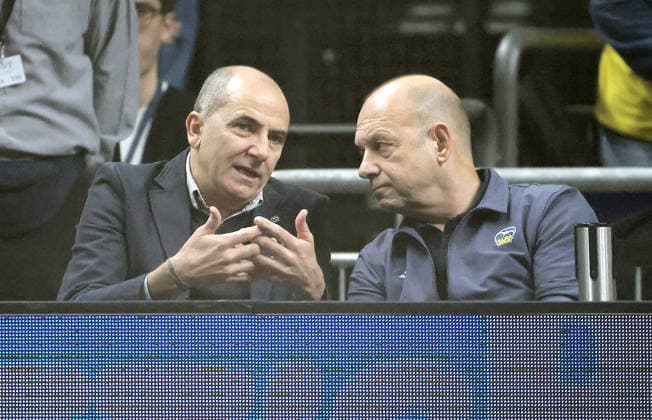 Sportdirektor Himar Ojeda redet mit Geschäftsführer Marco Baldi Basketball BBL Bundesliga Herren 19. Spieltag Saison 2025 2026 08.02.2026 ALBA Berlin vs SC Rasta Vechta