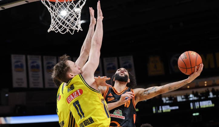 Moses Wood, Tevin Brown am Ball Zweikampf Spielszene Aktion Basketball BBL Bundesliga Herren 19. Spieltag Saison 2025 2026 08.02.2026 ALBA Berlin vs SC Rasta Vechta