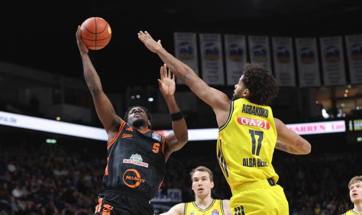 TJ Bamba am Ball, Norris Agbakoko Zweikampf Spielszene Aktion Basketball BBL Bundesliga Herren 19. Spieltag Saison 2025 2026 08.02.2026 ALBA Berlin vs SC Rasta Vechta