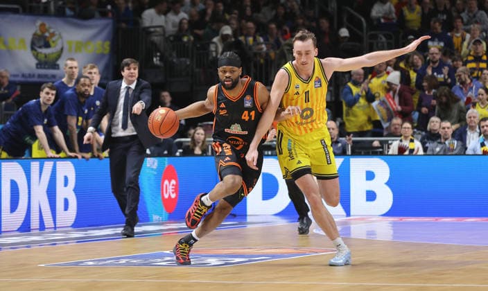Lloyd Pandi am Ball, Moses Wood Zweikampf Spielszene Aktion Basketball BBL Bundesliga Herren 19. Spieltag Saison 2025 2026 08.02.2026 ALBA Berlin vs SC Rasta Vechta