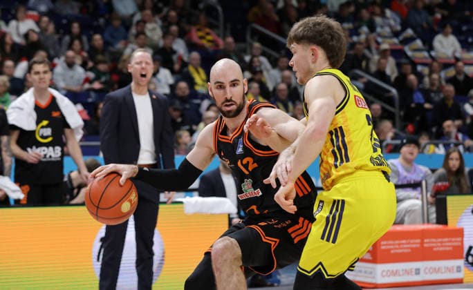 Tommy Kuhse am Ball, Bennet Hundt Zweikampf Spielszene Aktion Basketball BBL Bundesliga Herren 19. Spieltag Saison 2025 2026 08.02.2026 ALBA Berlin vs SC Rasta Vechta