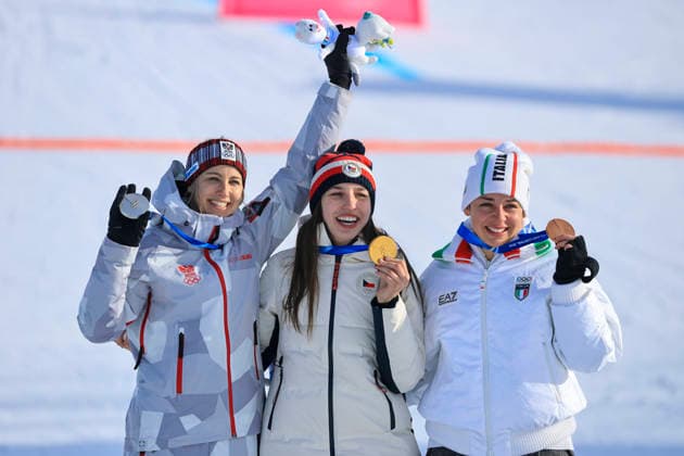 OLYMPICS - Winter Olympic Games, Olympische Spiele, Olympia, OS Milano Cortina 2026 LIVIGNO,ITALY,08.FEB.26 - OLYMPICS, SNOWBOARD - Winter Olympic Games Milano Cortina 2026, Parallel Giant Slalom, final, women, men. Image shows the rejoicing of Sabine Payer (AUT), Zuzana Maderova (CZE) and Lucia Dalmasso (ITA). keywords: medal, award ceremony.  GEPAxpictures xWolfgangxGrebien