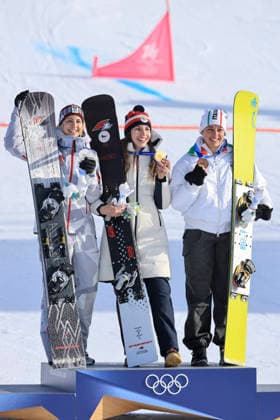 OLYMPICS - Winter Olympic Games, Olympische Spiele, Olympia, OS Milano Cortina 2026 LIVIGNO,ITALY,08.FEB.26 - OLYMPICS, SNOWBOARD - Winter Olympic Games Milano Cortina 2026, Parallel Giant Slalom, final, women, men. Image shows the rejoicing of Sabine Payer (AUT), Zuzana Maderova (CZE) and Lucia Dalmasso (ITA). keywords: medal, award ceremony.  GEPAxpictures xWolfgangxGrebien