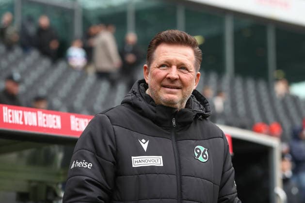 08.02.2026, xtgx, Fussball 2. Bundesliga, Hannover 96 - Holstein Kiel emspor, v.l. Christian Titz (Hannover, Trainer) Portrait, Portraet, Einzelbild (DFL DFB REGULATIONS PROHIBIT ANY USE OF PHOTOGRAPHS as IMAGE SEQUENCES and or QUASI-VIDEO) Hannover