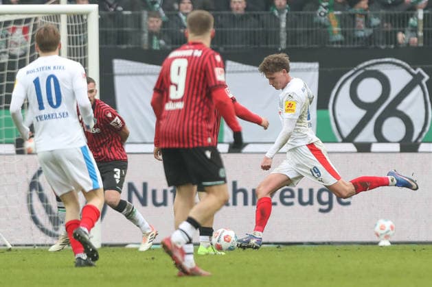 08.02.2026, xtgx, Fussball 2. Bundesliga, Hannover 96 - Holstein Kiel emspor, v.l. Phil Harres (Kiel, 19) schiesst Tor, schießt, Torschuetze, erzielt Tor, Treffer, scores the goal 2:1 (DFL DFB REGULATIONS PROHIBIT ANY USE OF PHOTOGRAPHS as IMAGE SEQUENCES and or QUASI-VIDEO) Hannover