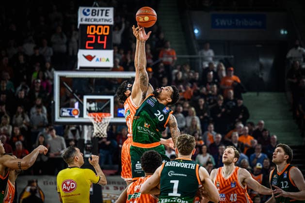 Neu Ulm, Deutschland, 08.02.26: Alec Anigbata (ratiopharm ulm) und Urald King (VET-CONCEPT Gladiators Trier) im Zweikampf waehrend des Basketball Bundesliga Spiels zwischen ratiopharm ulm vs VET-CONCEPT Gladiators Trier in der ratiopharm Arena am 08. Februar 2026 in Neu Ulm, Deutschland. (Foto von Harry Langer DeFodi Images) ratiopharm Arena, Germany, 08.02.26: Alec Anigbata (ratiopharm ulm) und Urald King (VET-CONCEPT Gladiators Trier) battle for the ball during the Basketball Bundesliga match between ratiopharm ulm vs VET-CONCEPT Gladiators Trier at Neu Ulm on February 8, 2026 in ratiopharm Arena, Germany. (Photo by Harry Langer DeFodi Images) (Photo by Harry Langer DeFodi Images) -