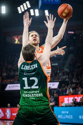 Neu Ulm, Deutschland, 08.02.26: Marten Linssen (VET-CONCEPT Gladiators Trier) und Christian Sengfelder (ratiopharm ulm) im Zweikampf waehrend des Basketball Bundesliga Spiels zwischen ratiopharm ulm vs VET-CONCEPT Gladiators Trier in der ratiopharm Arena am 08. Februar 2026 in Neu Ulm, Deutschland. (Foto von Harry Langer DeFodi Images) ratiopharm Arena, Germany, 08.02.26: Marten Linssen (VET-CONCEPT Gladiators Trier) und Christian Sengfelder (ratiopharm ulm) battle for the ball during the Basketball Bundesliga match between ratiopharm ulm vs VET-CONCEPT Gladiators Trier at Neu Ulm on February 8, 2026 in ratiopharm Arena, Germany. (Photo by Harry Langer DeFodi Images) (Photo by Harry Langer DeFodi Images) -